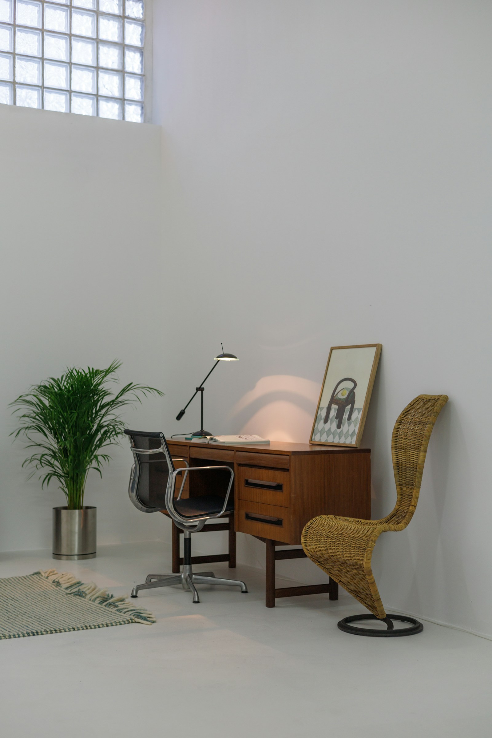 Sudut interior showroom bernuansa hangat