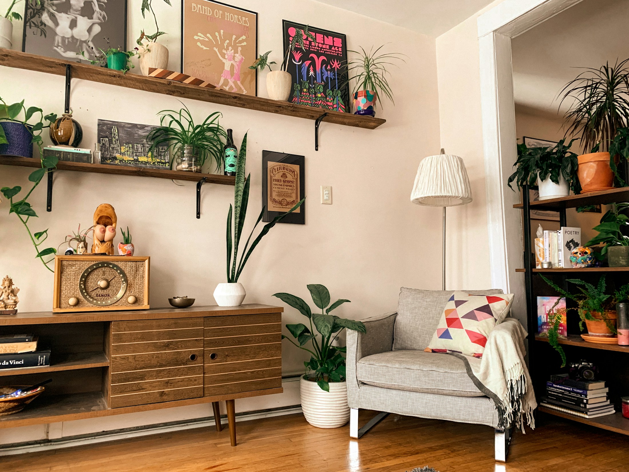Interior living room dengan kayu walnut hangat
